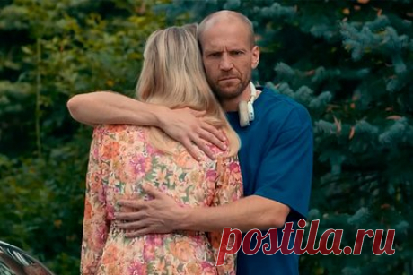 Создатели дипфейк-сериала «поселили» Стэйтема в российской деревне. В России сняли первый в мире веб-сериал с использованием технологии дипфейк, картина получила название «ПМЖейсон». Как уточнил гендиректор компании-создателя сериала Agenda Media Group Алексей Парфун, в комедии появились образы актеров Джейсона Стэйтема, Марго Робби, Киану Ривза и Роберта Паттинсона.