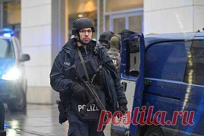 Стрелявшего в Дрездене мужчину задержали. На востоке Германии в Дрездене полиция задержала мужчину, который открыл стрельбу в центре города. Об этом пишет РИА Новости со ссылкой на немецкие СМИ. В сообщении правоохранителей говорится, что мужчина захватил заложников в одном из торговых центров. Их освободила полиция, они не пострадали.