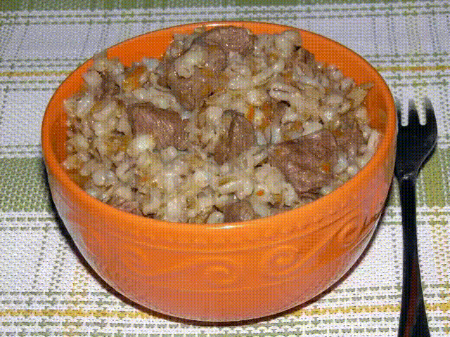 Как приготовить перловку с мясом вкусно?
Еще в древности перловая крупа очень ценилась за свои вкусовые качества и полезные свойства. Это источник бодрости и силы, хорошего настроения и массы полезных микроэлементов. Считается даже, что регулярное употребление перловки способствует развитию высокого интеллекта. Рейтинг ее популярности в кулинарии, по сравнению с другими крупами, незаслуженно занижен. Возможно, если знать, как приготовить перловку с мясом вкусно и правильно, можно сделать ее люб