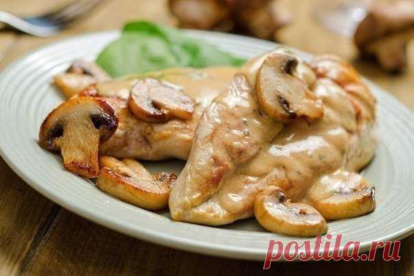 ТОП-6 ужинов из куриной грудки

1. Куриная грудка в грибном соусе

Ингредиенты:

Куриная грудка — 1 шт.
Шампиньоны — 250 г
Натуральный йогурт — 1 стакан
Лук — 1 шт.
Оливковое масло — 1 ст. л.
Соль, перец — по вкусу

Приготовление:

1. Грибы и лук нарезать пластинками, обжарить в небольшом количестве масла на сковороде. 
2. На куске филе сделать неглубокие надрезы, чтобы быстрее пропекалось. В форму для запекания выложить половину грибов, сверху положить грудку, сверху оста...