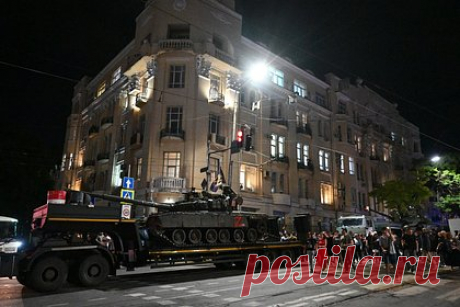 Поврежденный асфальт в Ростове-на-Дону начали восстанавливать. В Ростове-на-Дону у здания главного штаба Южного военного округа начали восстанавливать дорожное покрытие, поврежденное во время движения колонны техники частной военной компании (ЧВК) «Вагнер». Об этом сообщили ТАСС в городской администрации: «В Ростове-на-Дону фрезеруют дорогу на проспекте Буденновском».