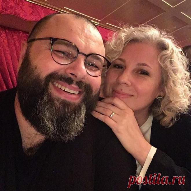 Трогательная песня, которую Максим Фадеев посвятил жене 
В современном шоу-бизнесе счастливые семейные пары — настоящая редкость. Максим и Наталья Фадеевы. Они прожили вместе уже почти четверть века и очень счастливы в браке. Они смогли сохранить верность …