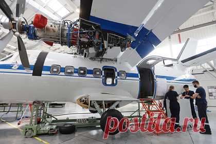 Названа возможная причина падения самолета с парашютистами в Татарстане. Превышение числа пассажиров могло привести к тому, что легкомоторный самолет L-410 разбился в Татарстане. Собеседник ТАСС рассказал, что на борту было больше пассажиров, чем предусмотрено эксплуатационными требованиями. В связи с этим перегруз можно назвать одной из наиболее возможных причин катастрофы.