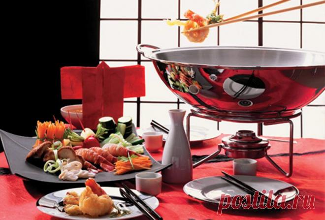 История азиатской (или восточной) кухни насчитывает уже более трех тысячелетий. Вкусовые предпочтения жителей Азии, а также технологии приготовления пищи начали формироваться еще на рассвете развития всего континента. Многие из рецептов сохранились и по сей день, практически не изменив свою специфику. Азиатская кухня отличается тем, что в ней практически отсутствуют жидкие супы. Помимо европейских ложек и вилок, жители восточного континента используют палочки для употребления пищи.