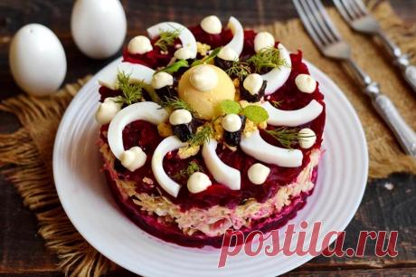 Салат Чингизхан Салат Чингисхан имеет довольно оригинальный вкус благодаря сочетанию всех компонентов. В салате присутствует курица, овощи, сухофрукты и орехи. Яйца используются только для украшения блюда. Салат поддается на стол в слоеном виде, слои формируются с помощью формовочного кольца. Основной цвет и вкус салату задает свекла, которую можно как запечь в духовке, так и отварить в воде. В качестве мяса берем куриное филе, оно быстро варится, имеет нейтральный вкус. Г...