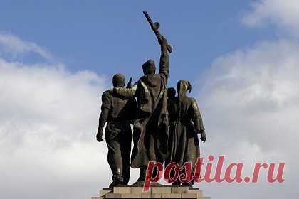 «Не на той стороне истории» В Софии начался демонтаж памятника Советской армии. В столице Болгарии Софии начали демонтировать памятник Советской армии, воздвигнутый в знак победы над нацизмом. Рабочие отрезали самую высокую часть скульптурной группы — руку солдата с пулеметом. Бронзовые скульптуры обещали передать на реставрацию и позднее включить в экспозицию Музея социалистического искусства.