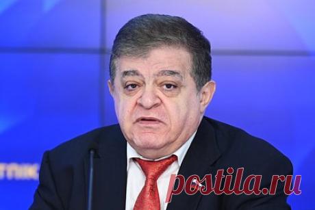 В России высказались об ответе на атаку ВСУ на нефтебазу. России стоит наносить ответные удары и сбивать украинские беспилотники. Об этом заявил первый зампред комитета Совфеда по международным делам Владимир Джабаров, комментируя «Ленте.ру» информацию о том, что беспилотник ВСУ атаковал Клинцовскую нефтебазу в Брянской области.