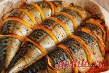 Очень вкусная запеченная скумбрия на овощной подушке.
