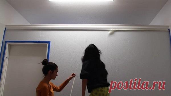 Юная азиатка красит стену в синий цвет, но не до потолка… Результат? Шалость ради красоты!