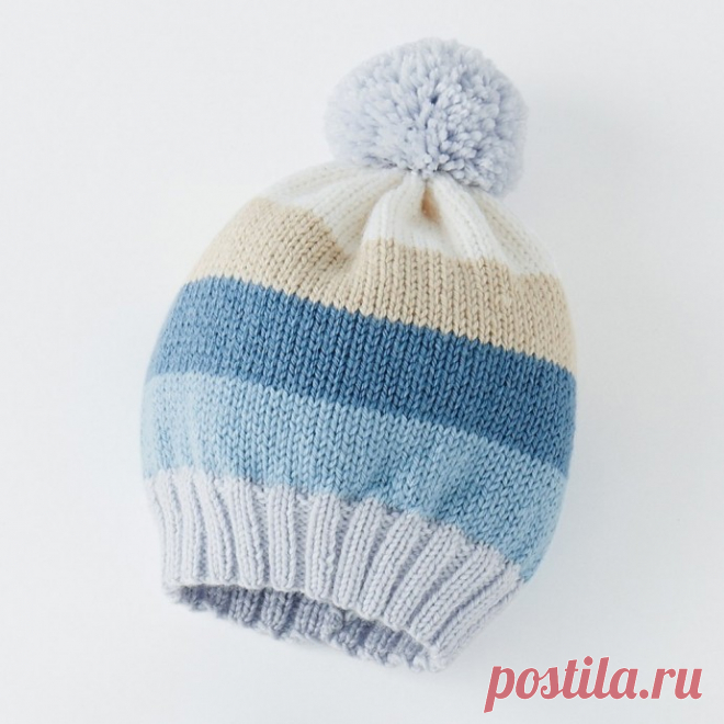 Детская шапочка спицами №2,5 и 3. РАЗМЕРЫ
0 (3) 6 месяцев (обхват головы 39 (41) 45 см); ширина: 33 (35) 39 см. Полная высота: 14,5 (17) 19 см. ПОТРЕБУЕТСЯ: пряжа Lambswool (51% шерсти ягненка, 49% акрила) — для всех размеров по 50 г небесно-голубой (CELESTE), фарфоровой (PORCELANE), синей (DENIM), льняной (LIN), белой (BLANC); набор для изготовления помпонов