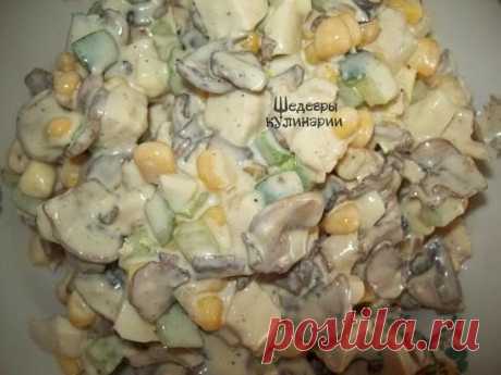 САЛАТ "ЗОДИАК"

Ингредиенты:

● 0,5 кг шампиньонов,
● 1 большая луковица,
● 1 куриное бедро (я беру грудинку, удобнее нарезать),
● 2 свежих огурца,
● 2 яйца,
● 1 банка маринованной кукурузы, 
● майонез – по вкусу,
● соль, перец – по вкусу,
● растительное масло для жаренья.

Приготовление:

Шампиньоны почистить, нарезать, немножко посолить и жарить на небольшом огне. Перед тем, как в сковородку налить масло, нужно грибы немножко протушить под закрытой крышкой и вылить жидко...