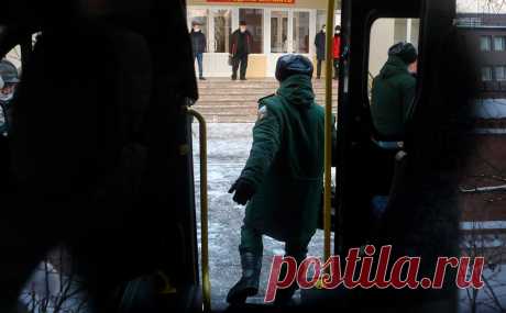 Минобороны определило порядок зачисления в добровольцы. Минобороны России опубликовало приказ, который определяет порядок вступления россиян в отряды добровольцев и требования к ним.