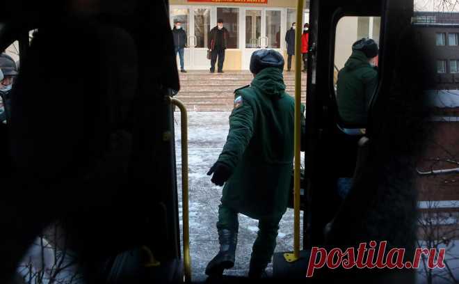 Минобороны определило порядок зачисления в добровольцы. Минобороны России опубликовало приказ, который определяет порядок вступления россиян в отряды добровольцев и требования к ним.