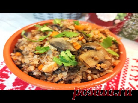 Гречка томленая с курицей и грибами | Вкусное блюдо для семейного ужина! 

Ингредиенты:
•	Филе куриной грудки – 200 г
•	Шампиньоны свежие – 300 г
•	Лук репчатый – 1 шт.
•	Морковь – 1 шт.
•	Гречневая крупа – 210 г (1 стакан)
•	Вода – 600 мл
•	Соль – по вкусу
•	Черный перец по вкусу
растительное масло для жарки