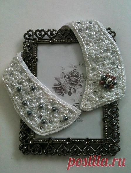 Вязанный воротничок, расшит бусинами и пайетками