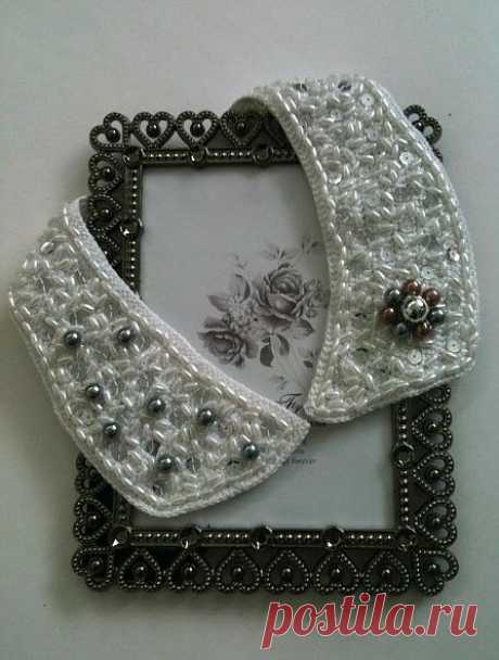 Вязанный воротничок, расшит бусинами и пайетками