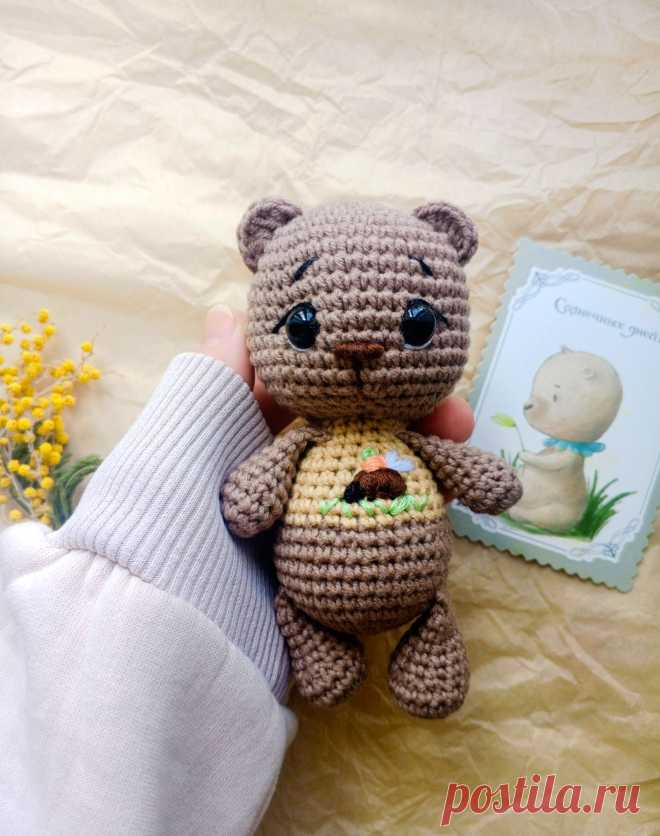 PDF Медовый медвежонок крючком. FREE crochet pattern; Аmigurumi toy patterns. Амигуруми схемы и описания на русском. Вязаные игрушки и поделки своими руками #amimore - медведь, маленький медвежонок, мишка из обычной пряжи.