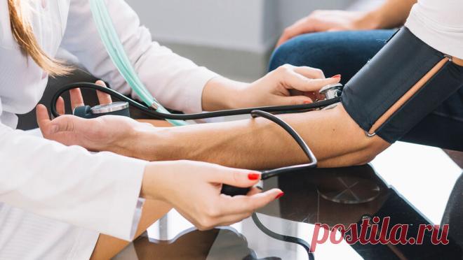 Россиянам рассказали, какие осложнения вызывает гипертония. Гипертония может привести к кровоизлияниям в глаза, а также к инфаркту и инсульту. Об этом в интервью "Москве 24" предупредила врач-терапевт Татьяна Романенко. По ее словам, часто повышенное артериальное давление не ...