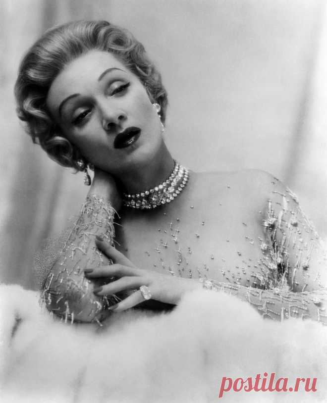 kinopoisk.ru-Marlene-Dietrich-3374707.jpg (1000×1233)