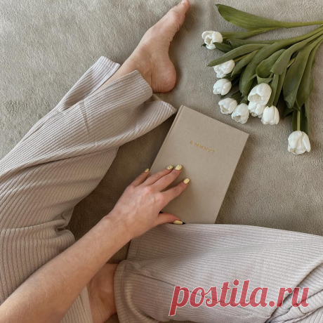 Photo by ДЕТСКАЯ 💫ЭСТЕТИКА 💫 УЮТ in Патриаршие пруды with @hm, @alpinabook, @inspirees.art, @aestdeligth, @aesthetic.milaa, @freeinthecity, @aes.teticsoul, and @aesthetics.love.peace. May be an image of flower.
