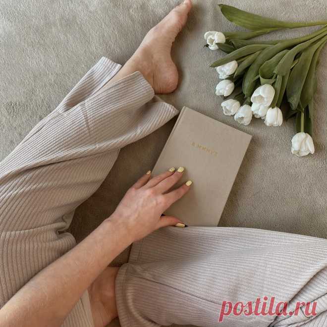 Photo by ДЕТСКАЯ 💫ЭСТЕТИКА 💫 УЮТ in Патриаршие пруды with @hm, @alpinabook, @inspirees.art, @aestdeligth, @aesthetic.milaa, @freeinthecity, @aes.teticsoul, and @aesthetics.love.peace. May be an image of flower.