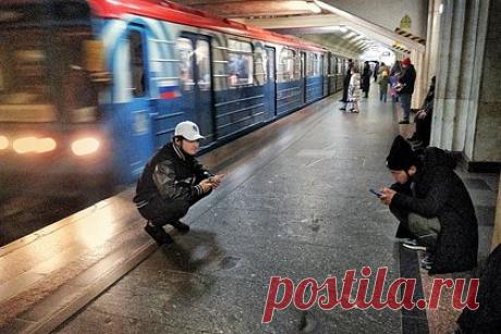 В Госдуму внесли законопроект о депортации мигрантов за домогательства. Вице-спикер Госдумы Владислав Даванков («Новые люди») внес в Государственную Думу законопроект, который предполагает депортацию мигрантов за домогательства в отношении граждан России. Проект закона есть в распоряжении РИА Новости. Ранее документ получил отрицательный отзыв в правительстве России.