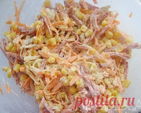 Блинный салат с колбасой