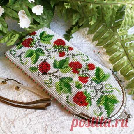 Очечник из бисера (футляр для очков) КЛУБНИЧКА | biser.info - всё о бисере и бисерном творчестве