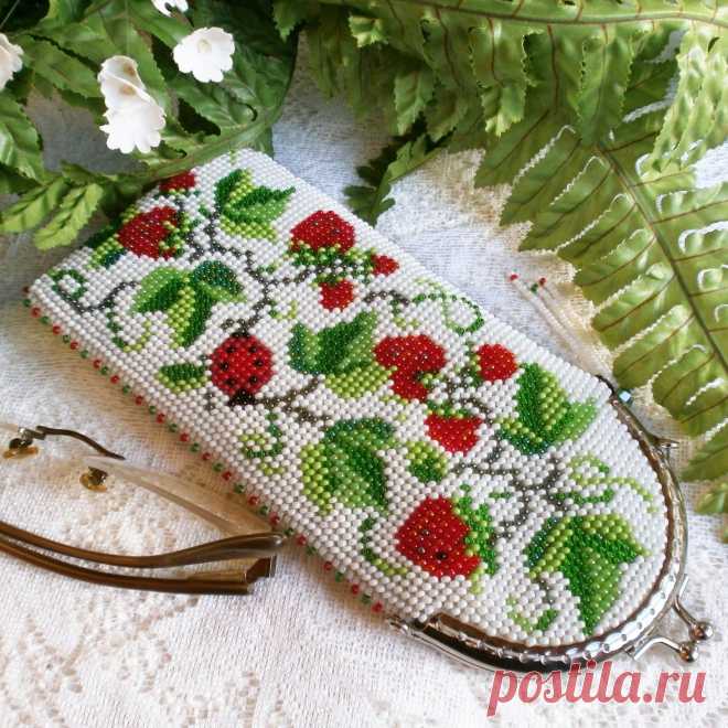 Очечник из бисера (футляр для очков) КЛУБНИЧКА | biser.info - всё о бисере и бисерном творчестве