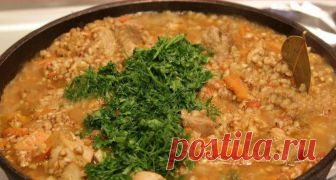 Блюдо из гречки, которое покорило весь мир! - appetitno.net Ингредиенты: –Гречневая крупа — 150 гр . –Фарш мясной — 250-300 гр . –Лук репчатый — 1 шт. –Томатная паста — 2 ст.л –Чеснок — 2 зубчика . –Морковь — 1 шт ( небольшая ) . –Масло растительное — 2-3 ст.л. Приготовление: 1. Гречку промыть, подсушить на сковороде, смазанной маслом. 2. Обжарить мелко порезанный лук, фарш и натертую на крупной терке морковь до золотистого цвета. Добавить томатную пасту, тщательно перемеш...