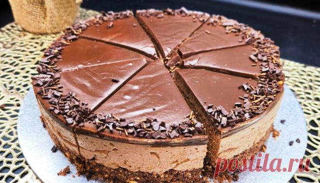 Никакой духовки, яиц и желе. Отменный домашний шоколадный торт без выпекания Шоколадные торты — это классика кондитерского искусства. Эти торты, как правило, фигурируют во всех сериалах и фильмах, олицетворяя сладкую жизнь. Однако, шоколадные торты не всегда были популярны. Точнее, актуальность тортов возникла примерно в XVIII веке. Тогда шоколад стал доступнее для кондитеров. Люди могли больше экспериментировать с какао, что позволило совершить революцию в кондитерском искусстве. Сейчас […]