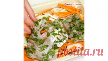 Рыба на овощной подушке - Рецепты от Со Вкусом Для приготовления блюда подойдет филе любой белой рыбы (треска, минтай, нототения, хек и другие). Мы использовали филе пангасиуса, продукт повышенной нежности и быстроты приготовления. Лимон приглушает характерные яркие ноты аромата пангасиуса и уравновешивает вкусовое звучание остальных...