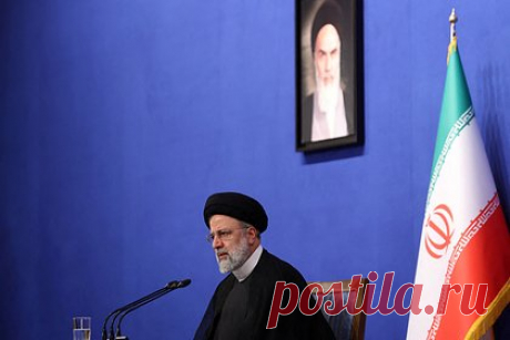 Президент Ирана ушел от ответа на вопрос о массовых казнях. Президент Ирана Ибрахим Раиси дал первое интервью зарубежному изданию и ушел от ответа на вопрос о массовых казнях 1988 года. Журналистка спросила Раиси, жалеет ли он о своем участии в комиссии, вынесшей смертные приговоры пяти тысячам политических диссидентов в 1980-х годах. Политик ушел от прямого ответа.
