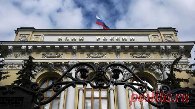 ЦБ рассказал, когда банки обязаны отказать в выдаче карты