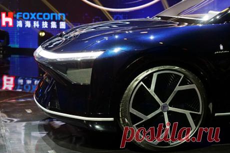 У Tesla появился новый конкурент. У компании Tesla, производящей электрокары, появился новый конкурент. Тайваньский техногигант Foxconn (официальное название — Hon Hai Precision Industry Co.) намерен перейти на производство электромобилей. Совместно с автомобилестроительной корпорацией Yulon компания представила три прототипа электрокаров.