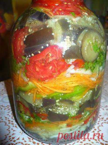 Баклажаны по-корейски (в банку, очень вкусно!)
Все ингридиенты примерно: 
2 кг баклажан режем кольцами по 1 см. Закипятить воду 3л, 1ст.л соли+0,5 ч.л укс.эссенции, бросаем баклажаны в 3 этапа, как только закипят, смотрим пока не изменится цвет, вынимаем и бросаем новую партию. Откидываем стечь жидкости. Трем на корейской терке 3 средние моркови, 3 луковицы полукольцами, 3 перчины болгарских(разного цвета) крупные, соломкой. 200 гр зелени(укроп+петрушка), чеснок 2 средние головки ме
