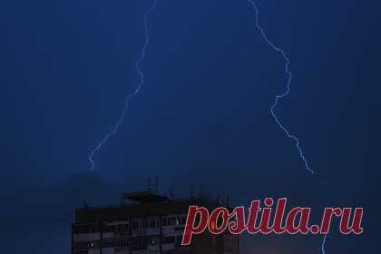 На Москву обрушилась гроза. Гроза с ливнем обрушились на Москву и Подмосковье. В частности, осадки с громом и молнией отмечаются в центре столицы, а также в северных районах и на юго-востоке города. Сильная непогода фиксируется в в городах Жуковский, Люберцы и Раменское. С приближением грозового фронта усиливаются порывы ветра.