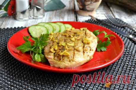 Свинина в чесночно-соевом соусе на пару Свинина в чесночно-соевом соусе на пару получается очень ароматной и вкусной. Такое мясо еще и полезно, так как жира в нем используется мало. Подать свинину можно с овощным салатом на завтрак или ужин. Отлично подойдет такое мясо для тех, кто соблюдает диету.