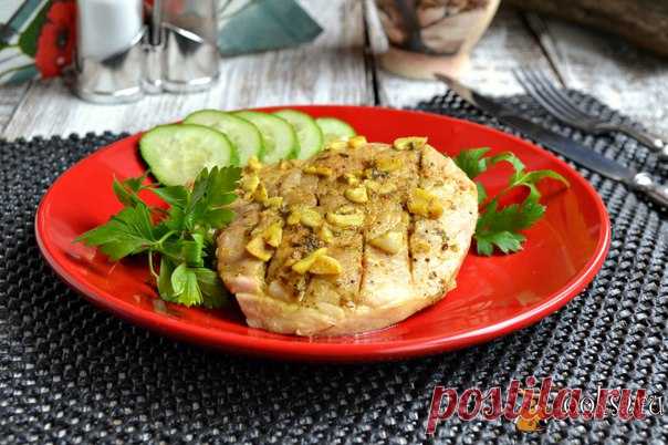 Свинина в чесночно-соевом соусе на пару Свинина в чесночно-соевом соусе на пару получается очень ароматной и вкусной. Такое мясо еще и полезно, так как жира в нем используется мало. Подать свинину можно с овощным салатом на завтрак или ужин. Отлично подойдет такое мясо для тех, кто соблюдает диету.