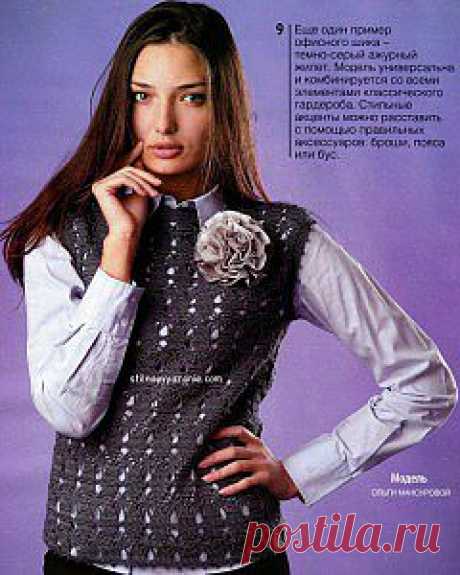 Темно-серый ажурный жилет крючком / Стильное вязание