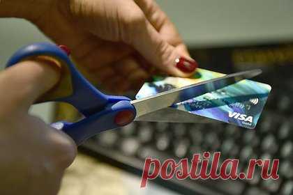 Карты Visa и Mastercard выводят из оборота в России. Что делать их владельцам?