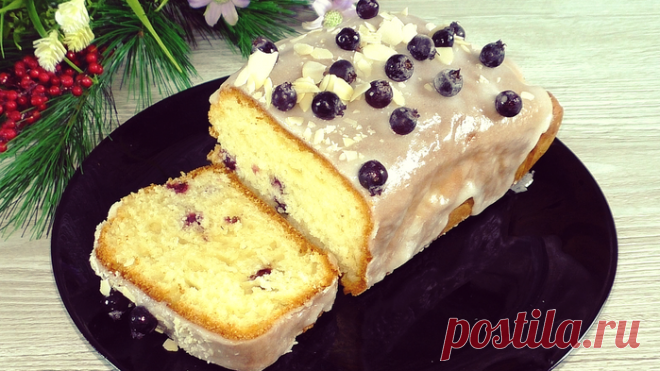 Всё смешала - и в духовку, простейший рецепт нежного кекса на кефире с замороженными ягодами к чаю