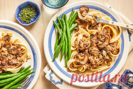 Макароны с фаршем из говядины, грибами и соусом