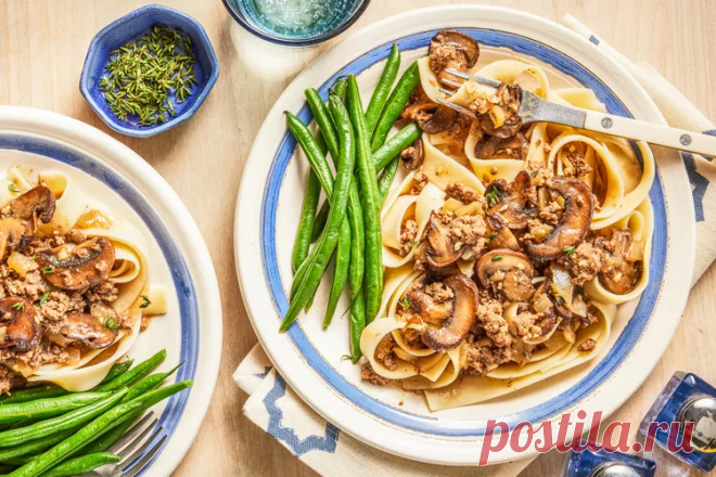 Макароны с фаршем из говядины, грибами и соусом