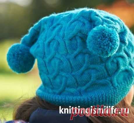 Шапка с помпонами