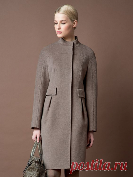 (89) Женственное пальто прилегающего силуэта с цельнокройным рукавом кимоно, выполненное их шелковистой ворсовой ткани. Модель имеет оригинальную разрез…