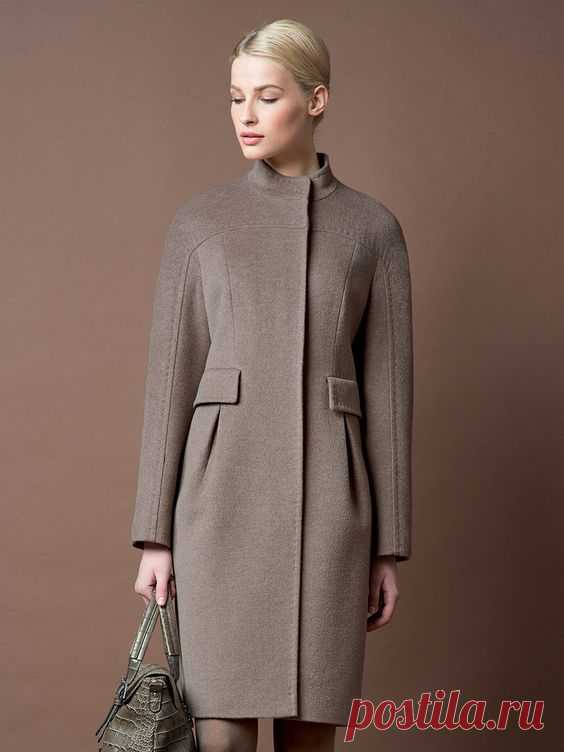 (89) Женственное пальто прилегающего силуэта с цельнокройным рукавом кимоно, выполненное их шелковистой ворсовой ткани. Модель имеет оригинальную разрез…