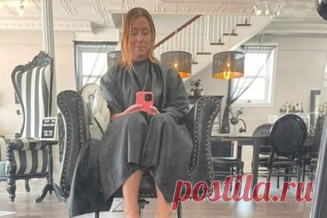 Женщина покрасила волосы в салоне красоты и расплакалась на камеру. Блогерша Лорен Такко покрасила волосы в салоне красоты и расплакалась на камеру. По ее словам, она провела в парикмахерской пять часов, в течение которых стилист использовал специальный тонер, и локоны стали синими. Затем ей нанесли еще одно средство, после которого ее прическа приобрела каштановый цвет.