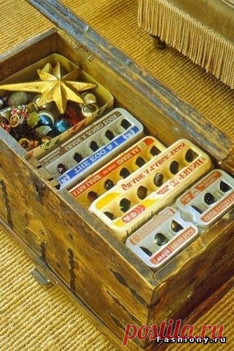 Простой и удобные способ хранения новогодних игрушек- в латках из-под яиц! Особенно актуально для стеклянных шариков.