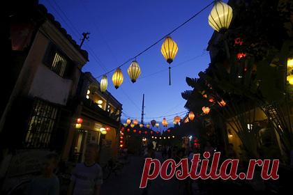 Вьетнам объявил об открытии еще одного курорта для туристов в ближайшее время. Власти Вьетнама объявили об открытии ключевых туристических направлений для вакцинированных туристов в ближайшее время. Так, стало известно об открытии с декабря еще одного популярного курорта — Нячанг. Кроме того, для туристов снова станут доступны объекты Всемирного наследия ЮНЕСКО бухта Халонг и город Хойан.